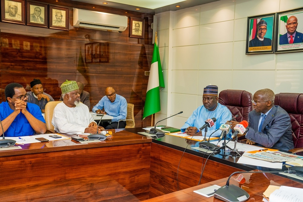 Hon  Minister of Works   Housing  Mr Babatunde Fashola SAN right   Minister of State in the Ministry  Engr  Abubakar Aliyu  2nd right  and Chairman  Nigeria National Building Code Advisory Committee during a courtesy visit by the Committee at the Ministry of Works   Housing  Headquarters on Thursday  3rd October 2019