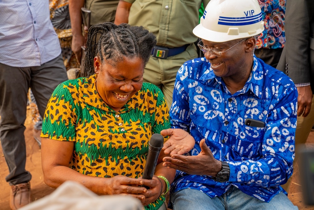 Hon  Minister of Works   Housing  Mr Babatunde Fashola  SAN right  interacting with a site food Vendor  Mrs Oluchi Chikezie  left  during the inspection of the progress of work at the National Housing Programme Site in Delta State on Tuesday  11th February 2020