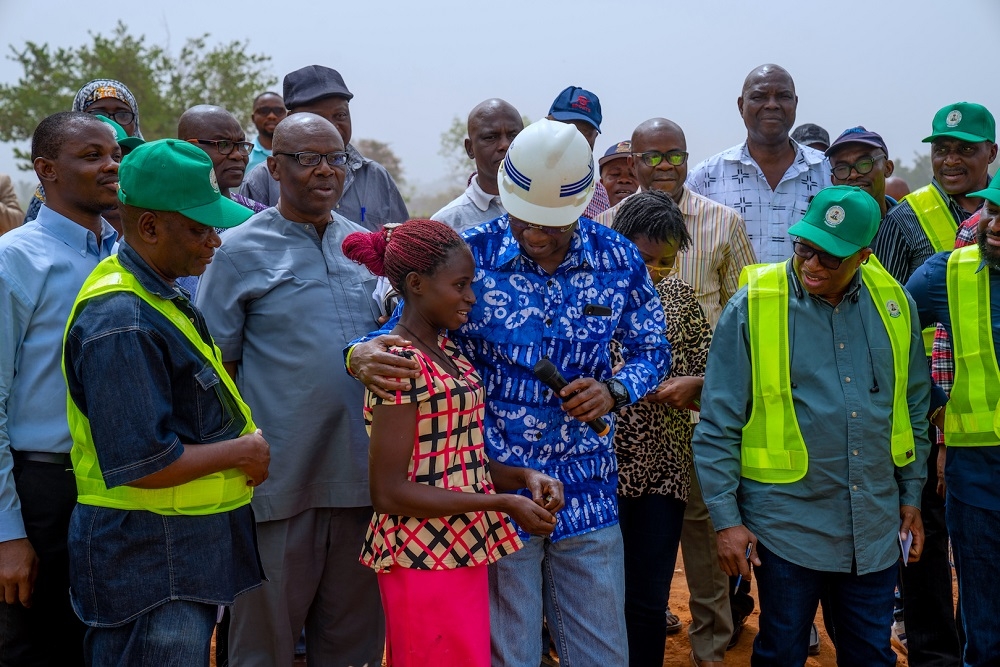 Hon  Minister of   Works   Housing  Mr Babatunde Fashola  SAN  3rd right   interacting with a site food Vendor  Mrs Eberechukwu Ezea  3rd left   Director  Highways  Construction and Rehabilitation  Engr  Yemi Oguntominiyi right   Federal Controller of Housing  Anambra State  Arc  Okafor Iwuchukwu Umeano  2nd left  and others during the inspection of the progress of work at  the National Housing Programme   Site in Anambra   State on Tuesday  11th February 2020