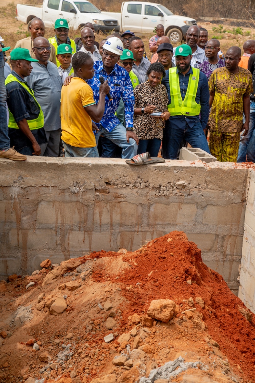 Hon  Minister of Works   Housing  Mr Babatunde Fashola  SAN 4th left   interacting with one of the Artians Mr Chenkun Sunday 3rd left     Director  Highways  Construction and Rehabilitation  Engr  Yemi Oguntominiyi 4th right   Federal Controller of Housing  Anambra State  Arc  Okafor Iwuchukwu Umeano  2nd left  and others during the inspection of the progress of work at  the National Housing Programme Site in Anambra   State on Tuesday  11th February 2020