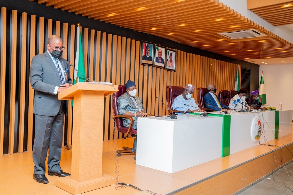 Hon. Minister of Works and Housing, Mr Babatunde Fashola,SAN(3rd right), Minister of State in the Ministry, Engr. Abubakar Aliyu(2nd left), Chairman, Senate Committee on Housing and Urban Development, Senator  (Dr) Sam Egwu (2nd right), Chairman, House of Representatives Committee on Housing and Habitat,Hon. Mustapha Dawaki (right), Chairman,House of Representatives Committee on Urban Development and Regional Planning, Hon. Jide Jimoh (2nd left) and Managing Director/CEO, Federal Housing Authority(FHA), Senator Bareehu Olugbenga Ashafa, during the inauguration of the Executive Management Team of the Federal Housing Authority (FHA) at the Ministry of Works and Housing Headquarters, Mabushi, Abuja on Thursday, 13th August 2020