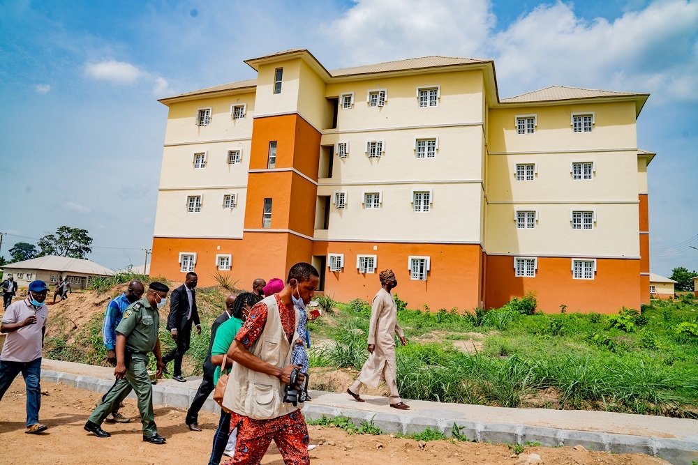 Hon. Minister of Works and Housing, Mr Babatunde Fashola, SAN, officials of the Ministry and journalists during the inspection of the Homes built under the Federal Government&#039;s National Housing Programme  in the Akinyele Area of Ibadan, Oyo State on Thursday, 29th April 2021