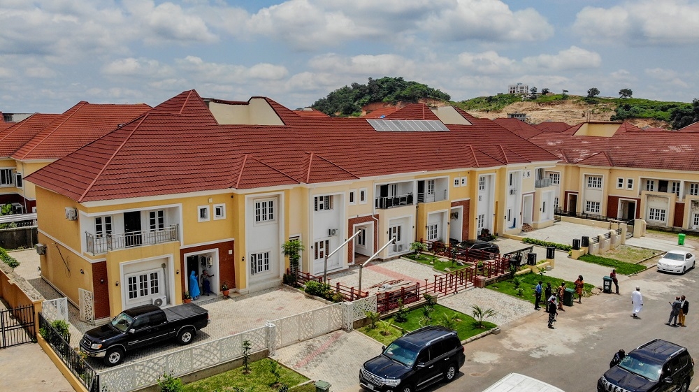 A cross section of Terrace Apartments during the inspection of the Federal Housing Authority Residential Layouts developed through FHA/ENL Partnership in Apo Guzape, Abuja, FCT by the Hon. Minister of Works and Housing, Mr Babatunde Fashola, SAN on Tuesday, 31st  August 2021.