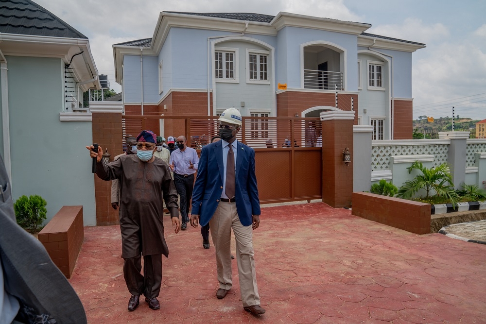 Hon. Minister of Works and Housing, Mr Babatunde Fashola, SAN (right),MD/CEO, Federal Housing Authority(FHA), Senator Gbenga Ashafa (middle) and Chairman, ENL Group, Partners with FHA, Prince Clement Adesuyi Haastrup (left) during the inspection of the Federal Housing Authority Residential Layouts developed through FHA/ENL Partnership in Apo Guzape, Abuja, FCT on Tuesday, 31st  August 2021.