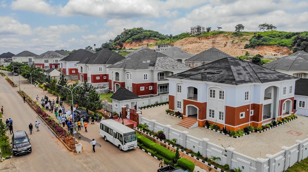 A cross section of the Detached Duplex Apartments during the inspection of the Federal Housing Authority Residential Layouts developed through FHA/ENL Partnership in Apo Guzape, Abuja, FCT by the Hon. Minister of Works and Housing, Mr Babatunde Fashola, SAN on Tuesday, 31st  August 2021.