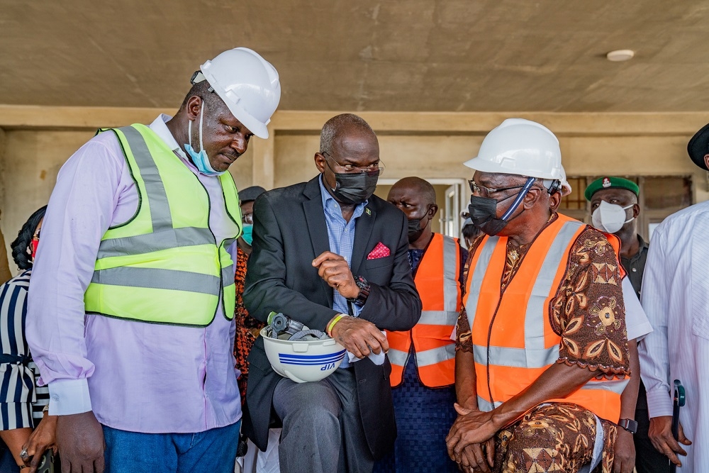 Hon. Minister of Works and Housing, Mr Babatunde Fashola, SAN (middle), Project Manager of Trenur Nigeria Limited, Engr. Issac Ugwu (left) and General Manager of the Company, Dr Sunday Omekwe (right) during the inspection of the ongoing construction of the Federal Secretariat Complex, Yenagoa in Bayelsa State on Tuesday, 28th September 2021. 