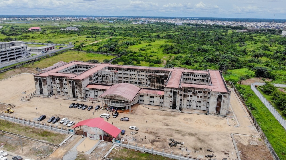 A view of the Federal Secretariat Complex, Yenagoa in Bayelsa State during an inspection visit by the Hon. Minister of Works and Housing, Mr Babatunde Fashola, SAN on Tuesday, 28th September 2021. 