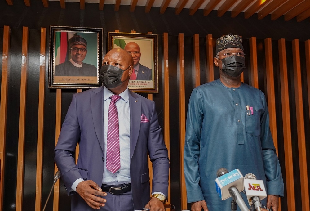 Hon. Minister of Works and Housing, Mr Babatunde Fashola, SAN (right), President, Nigerian Guild of Editors, Mr Mustapha Isah (left) shortly after the launching of the Web Portal for sale of the National Housing Programme (NHP) completed homes to Nigerians at the Ministry of Works and Housing, Headquarters, Mabushi, Abuja on Friday, 12th November 2021. 