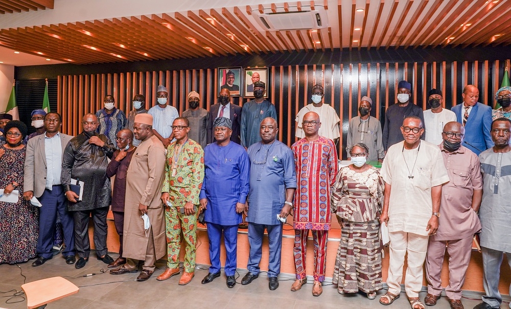 Hon. Minister of Works and Housing, Mr Babatunde Fashola, SAN (middle), Permanent Secretary in the Ministry of Works and Housing, Mr. Babangida Hussaini (5th right) ,President, Nigerian Guild of Editors, Mr Mustapha Isah (5th left), Special Assistant on Digital/New Media to President Muhammadu Buhari, Mr Tolu Ogunlesi (4th left), Director, Press and Public Relations, Mrs Boade Akinola (left), Director, Public Buildings and Housing,Arc. Solomon Labafilo (4th right), General Secretary, Nigerian Guild of Editors, Mr Iyobosa Uwugiaren (2nd left),  Publisher, Glitters Online  Newspaper, Mr Kazeem Akintunde (3rd left) and other Directors shortly after the launching of the Web Portal for sale of the National Housing Programme (NHP) completed homes to Nigerians at the Ministry of Works and Housing, Headquarters, Mabushi, Abuja on Friday, 12th November 2021. 