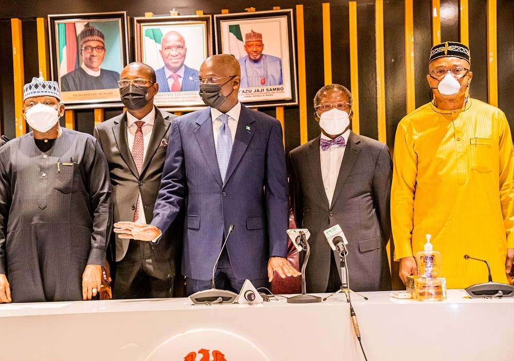 Hon. Minister of Works and Housing, Mr. Babatunde Fashola, SAN(middle),Minister of State in the Ministry , Mr. Mu&#039;azu Jaji Sambo (left), Ag.Permanent Secretary, Engr. Chukwunwike Uzo,(right), Chairman of the Board of Directors of the Federal Mortgage Bank of Nigeria(FMBN), Mr Ayodeji Ariyo Gbeleyi (2nd right) and newly sworn in CEO/ Managing Director, Federal Mortgage Bank of Nigeria(FMBN), Mr Hamman Madu(2nd left) in a group photograph shortly after the inauguration of the newly appointed Board of Directors and Executive Management of the Federal Mortgage Bank of Nigeria (FMBN) at the Ministry of Works and Housing Headquarters, Mabushi, Abuja on Thursday 21st April 2022. 