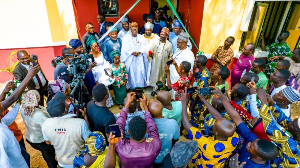 2nd Left: Representative of Mr. President, Alhaji Lai Mohammed, the Honourable Minister of Information and Culture, 1st Right, Rep. of the Honourable Minister of Works and Housing, Arc. Solomon Labafilo, Director Public Building and Housing FMWH, 1st Left, Rep. of the Governor of Kwara State, Arc. Aliyu Mohammed Commissioner for Housing Kwara State and Rep. of the Emir of Ilorin, Alhaji Kayode Sadiq, the Alaga Owode and others during the  commissioning of Phase 1 of the National Housing Programme at Ilorin, Kwara State on Friday ,December 16, 2022