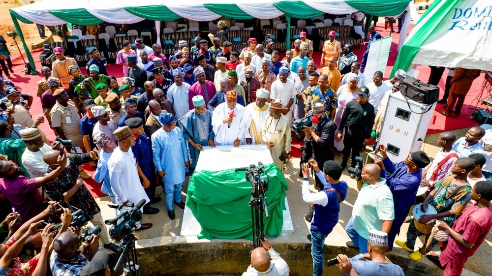 2nd Left: Representative of Mr. President, Alhaji Lai Mohammed, the Honourable Minister of Information and Culture, 1st Right, Rep. of the Honourable Minister of Works and Housing, Arc. Solomon Labafilo, Director Public Building and Housing FMWH, 1st Left, Rep. of the Governor of Kwara State, Arc. Aliyu Mohammed Commissioner for Housing Kwara State and Rep. of the Emir of Ilorin, Alhaji Kayode Sadiq, the Alaga Owode and others during the  commissioning of Phase 1 of the National Housing Programme at Ilorin, Kwara State on Friday ,December 16, 2022