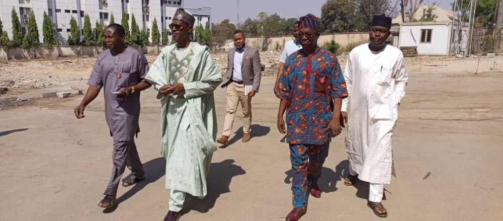 Photo Speak Minister of Housing and Urban Development, Arc. Ahmed Musa Dangiwa, accompanied by the Director  HOD Public Buildings and other officials, inspected the progress of work at the site of the new office complex today, December 31st, 2024, marking the final workday of the year