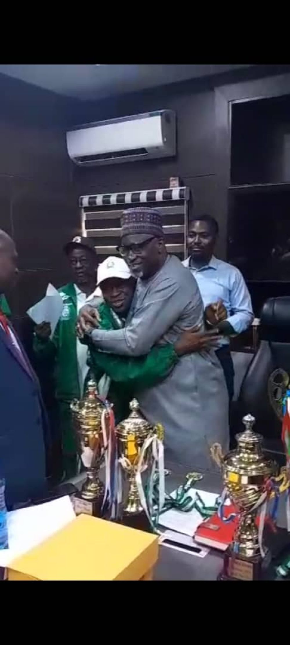 Photo Speak: Housing Ministry Presents Awards to Sports Club Members for Winning FEPSGA Medals