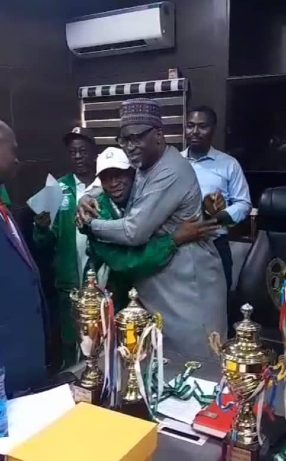 Photo Speak: Housing Ministry Presents Awards to Sports Club Members for Winning FEPSGA Medals