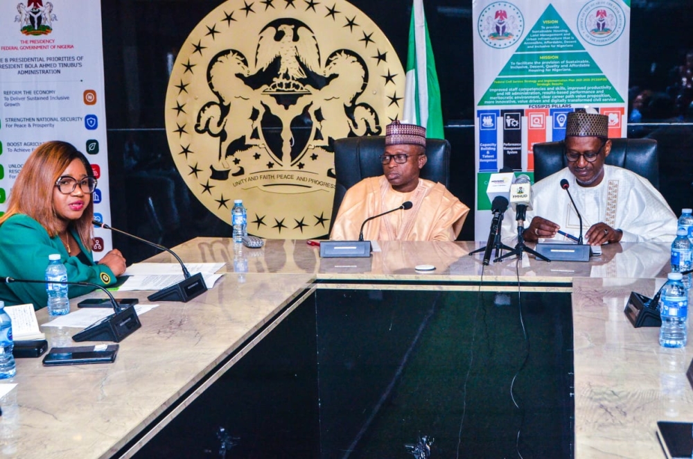 Minister Arch Ahned Dangiwa and Minister of State, Rt Hon Yusuf Ata in a group photograph with NUJ FCT Chairperson,  Grace Ike & members of her team during a courtesy visit to the FMHUD.
